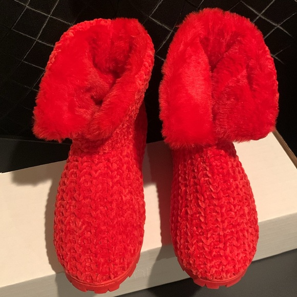 RED SOFT AND FUZZY SLIPPER BOOTIES 
(New Without Tags) - Picture 5 of 14